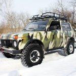 Painting the Niva in camouflage